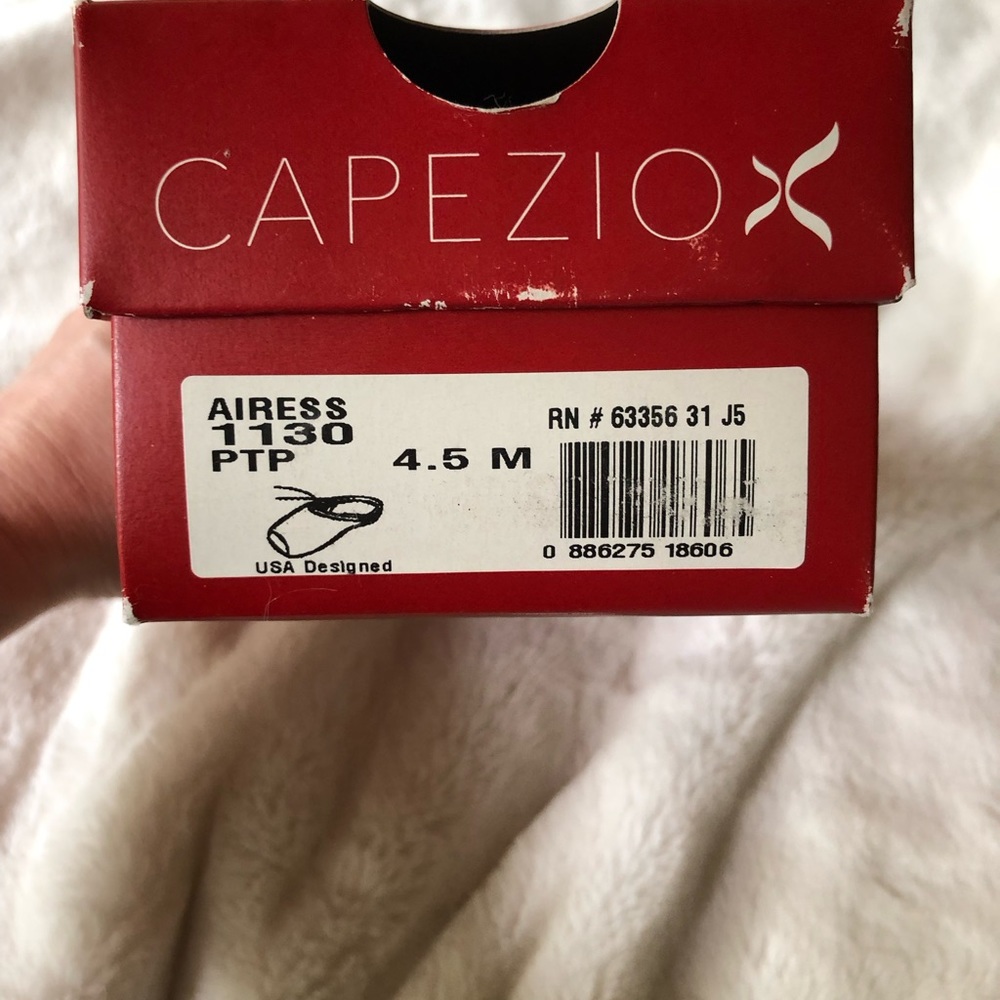Capezio pointe shoes, new in box. Airess 1130
